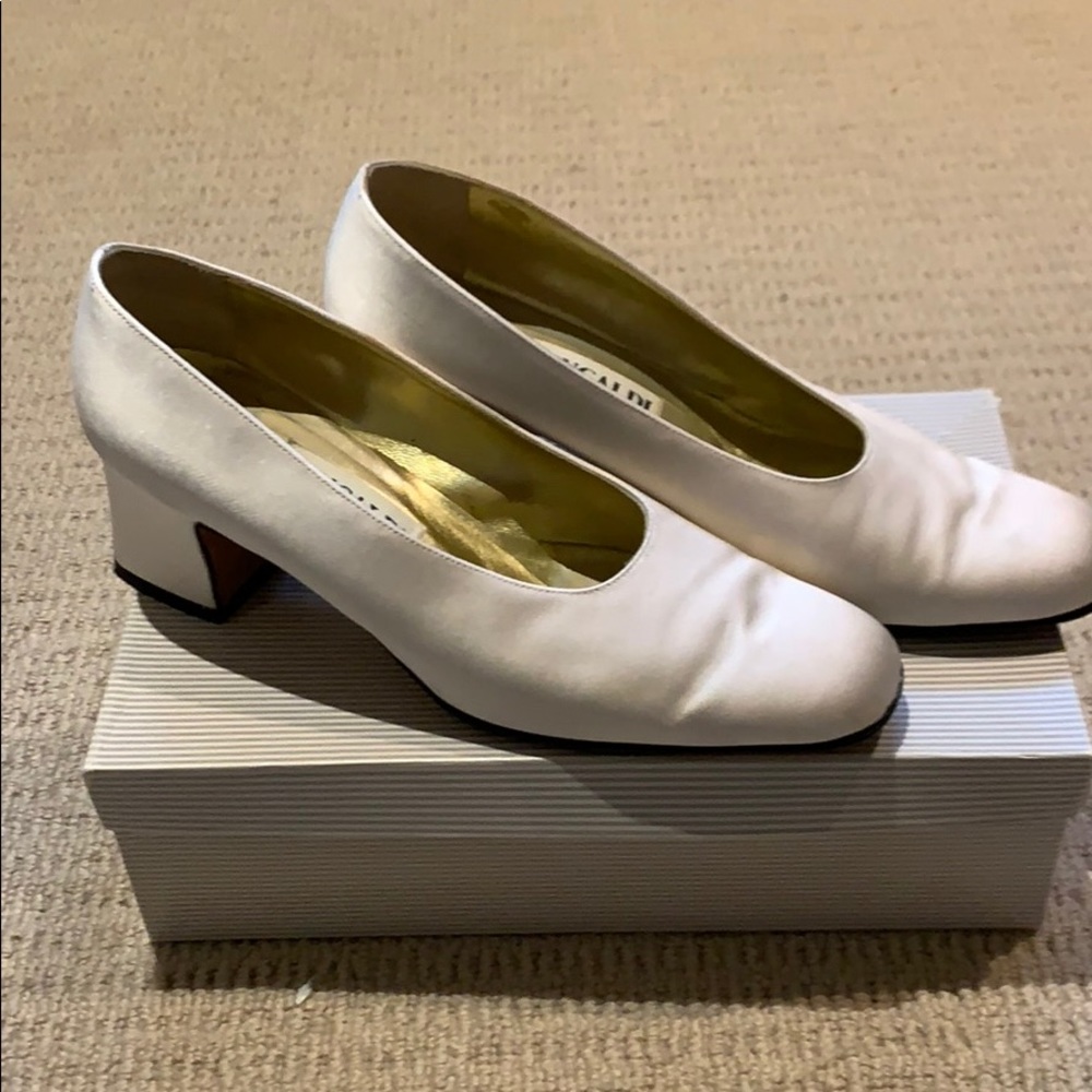 Satin (wedding) low pumps